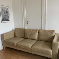Tre-sits soffa i ljus läder.  Finns att hämta vid Möllan, Malmö!