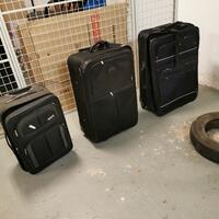 Tre resväskor bortskänkes 