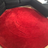 230 cm röd matta fint skick 