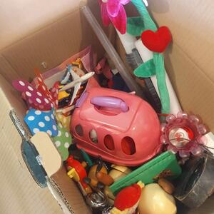 Stor låda med leksaker 