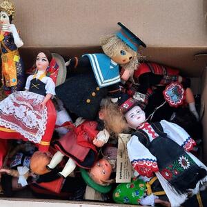En låda med dockor från olika länder