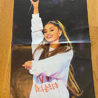 Affisch med Ariana Grande