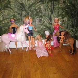 Barbiehäst å några dockor