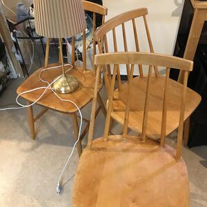 3 stolar och en lampa