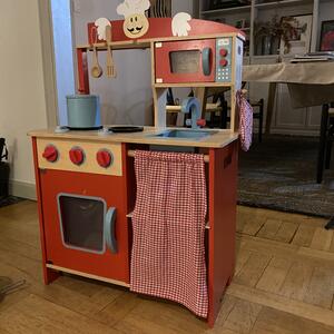 Leksakskök i trä med tillbehör bortskänkes 