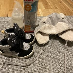 Barnskor+mössa+nya nappflaskor bortskänkes 