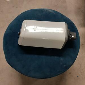 Tvåldispenser i vit metall