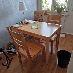 Köksbord och 3 stolar i furu