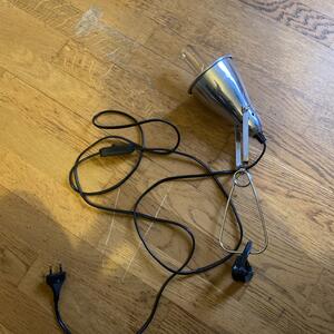 Lampa med klämmspänne