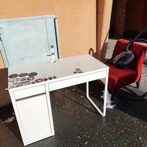 Skrivbord, stol, dammsugare 