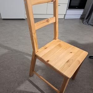 Två stolar och ett bord