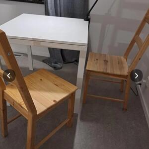 Två stolar och ett bord