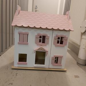 Dockhus bortskänkes