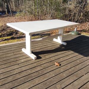 Robust köksbord i behov av lite kärlek