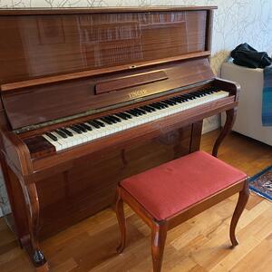 Vackert piano bortskänkes Ekerö