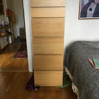 Byrå Malm m spegel innaför locket på toppen. 