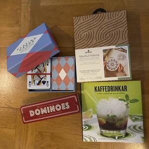 Spel + broderi + receptbok bortskänkes 