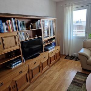Gratis bokhylla i äkta valnöt! Endast för avhämtning i Köping.