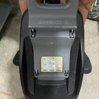 skänker bort en isofix inklusive babyskydd