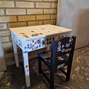 Barn skrivbord och stol 
