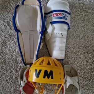 (Reserverat), Äldre ishockeybenskydd, hjälm, armbågsskydd 