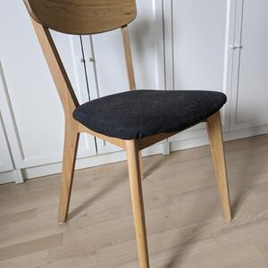 Fem köksstolar i ek