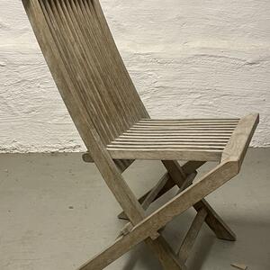 3 stolar och ett bord i teak
