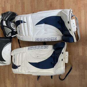 Målvaktskydd, hockey bortskänkes