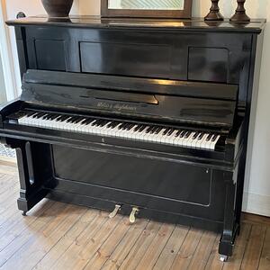 Piano skänkes