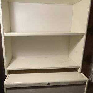 Bokhylla med jalusiskåp