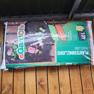 2 stycken säckar planteringsjord á 40L bortskänkes
