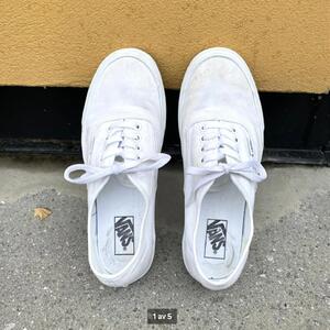 Vans tygskor, strl 43. Vita, bra begagnat skick.