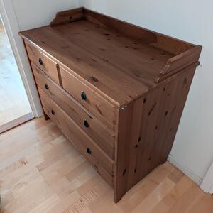 Träbyrå i bra skick