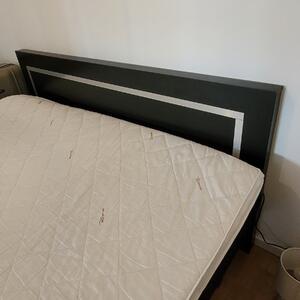 Säng 180 cm bestående av resårbottnar+bäddmadrass+sänggavel