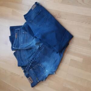 Gamla jeans bortkänkes!