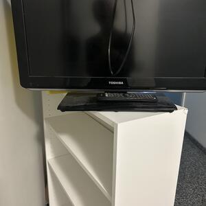 Tv och hylla och leksaker bortskänkes 