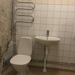 Toalett, tvättställ med blandare, handdukstork (vattenburen)