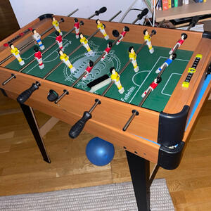 Litet kombibord med fotboll och biljard