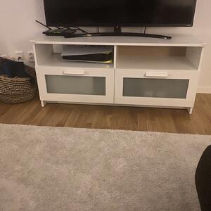 Tv-bänk bortskänkes