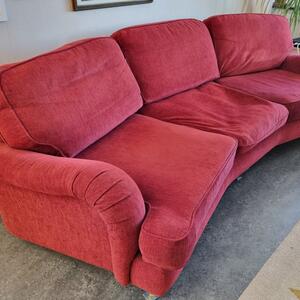 Röd soffa från Mio bortskänkes 