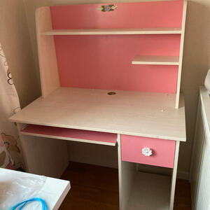 Skrivbord för barn, rosa och ljus träimitation