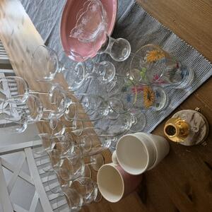 Glas i olika modeller, skålar, muggar, ljusstake.