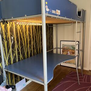 Ikea loftsäng med inbyggt skrivbord