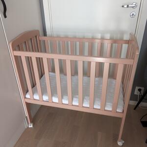 Bedside crib / barnsäng