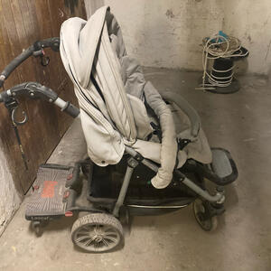 Barnvagn med ståbråda