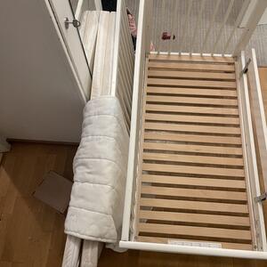 Spjälsäng bortskänkes. 