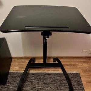 Ett justerbart laptopbord på hjul