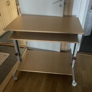 Skrivbord/arbetsbord