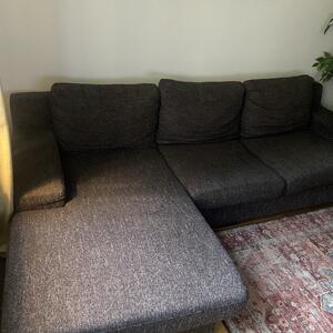 Grå tygsoffa med divan