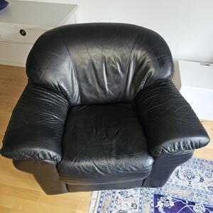 Svart skinnfåtölj